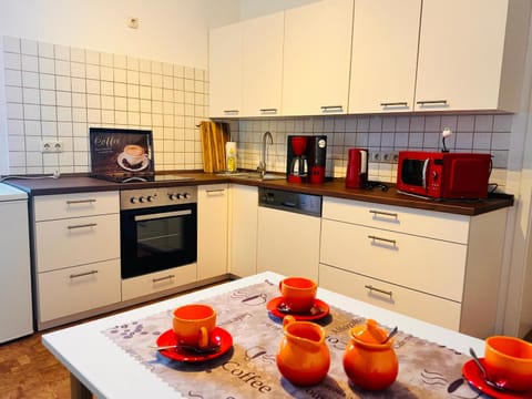 Coffee/tea facilities, Kitchen or kitchenette, Food and drinks, Food, dishwasher, minibar, stove, toaster