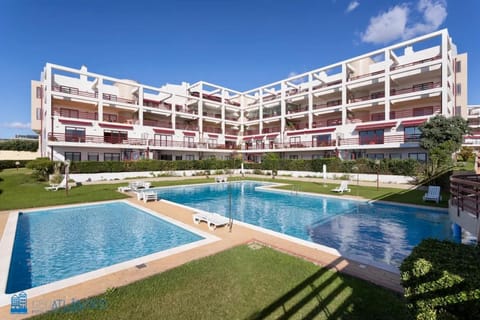 Property building, Day, Garden, Pool view, Swimming pool, sunbed