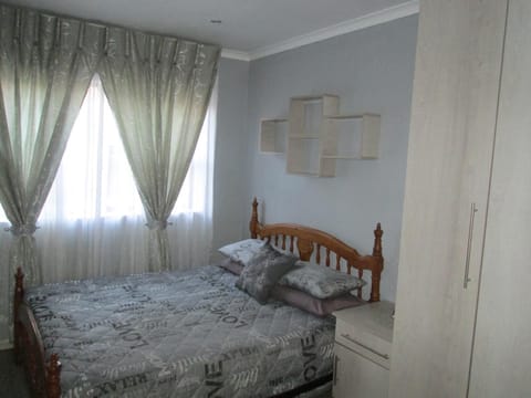 home from home Apartamento in Roodepoort