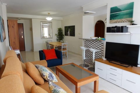 Spacious apart. for 6 pers. AC, UK TV, 600MB WiFi Apartment in Los Alcázares