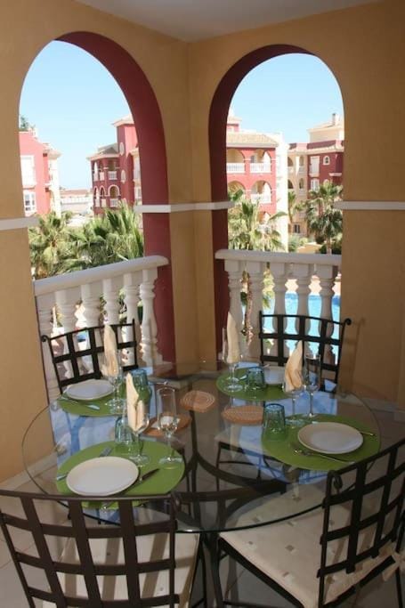 Spacious apart. for 6 pers. AC, UK TV, 600MB WiFi Apartment in Los Alcázares