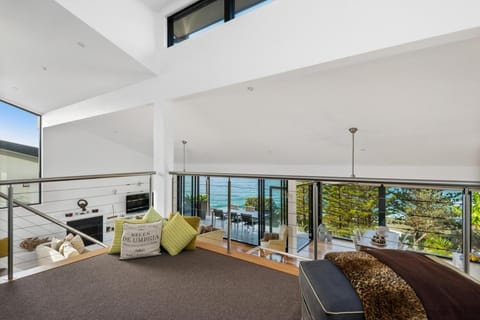 The Serpentine Sweeping Beach Views House in Pittwater Council