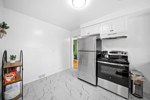 DT Green Haven 4-Bed Sanctuary in Vibrant Loco Apartamento in Troy