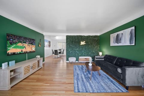 DT Green Haven 4-Bed Sanctuary in Vibrant Loco Apartamento in Troy