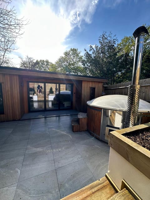 Patio, Day, Hot Tub