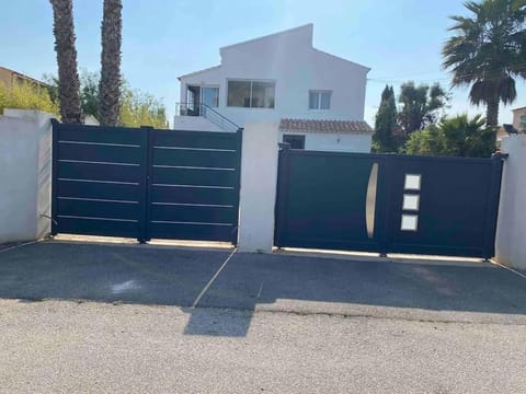 Haut de villa, avec piscine tout confort, 2km de la plage. House in La Seyne-sur-Mer