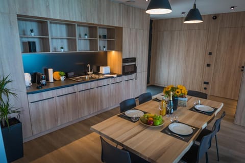 Kitchen or kitchenette, Food and drinks, Dining area, Food, Drinks