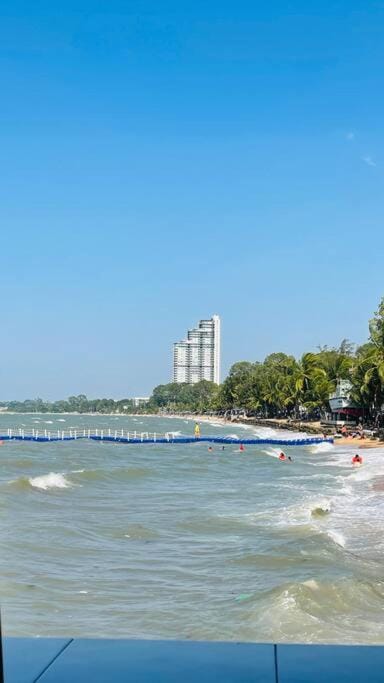 Delmare Beachfront Bangsaray Condo in Pattaya City