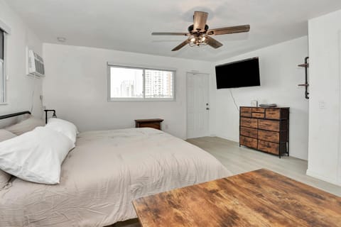 Bed, TV and multimedia, Photo of the whole room, fireplace