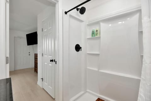 Shower, Bathroom, TV and multimedia, wardrobe