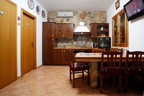 Kitchen or kitchenette, Dining area, pet friendly, stove