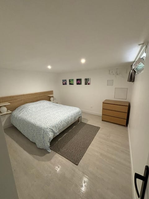 Photo of the whole room, Bedroom, heating