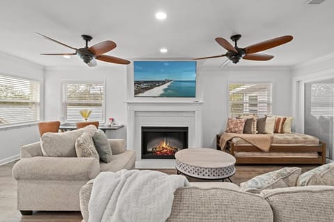 Twilight Tides, Cozy Home and Apt, Private Pool, 2 Hot Tubs, Indoor and Outdoor Game Area, and More Casa in Laguna Beach