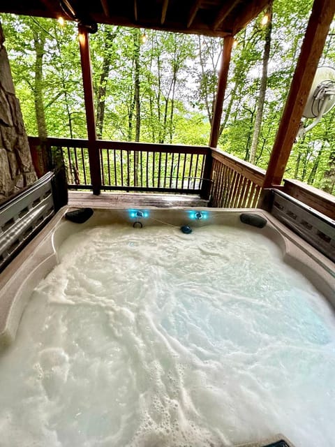 Firefly Lodge, hot tub, games, mountain views House in Swain County