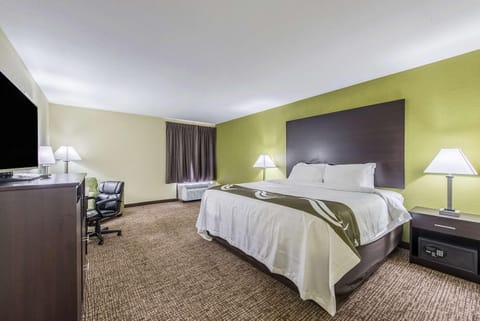 Quality Inn & Suites University Area Hotel in Muncie