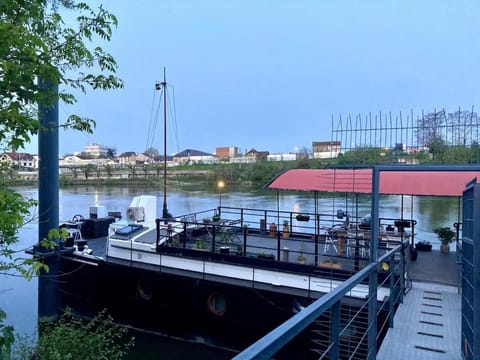 Péniche sur la Seine pour les Jeux Olympiques 2024 à Paris Vacation rental in Vitry-sur-Seine