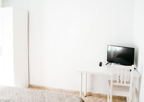 Bed, TV and multimedia, Photo of the whole room, Bedroom