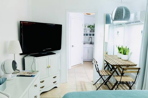 Casita Santorini -1 Bedroom Guest Suite Near Grove Bay House in Coconut Grove