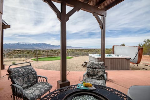 Desert Retreat with Panoramic Views-Putting Green, Hot Tub, Near Hiking and Pet Friendly! Haus in Cottonwood