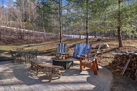 Sleeps 18 Walk To Trails Fire Pit Hot Tub House in Woodstock