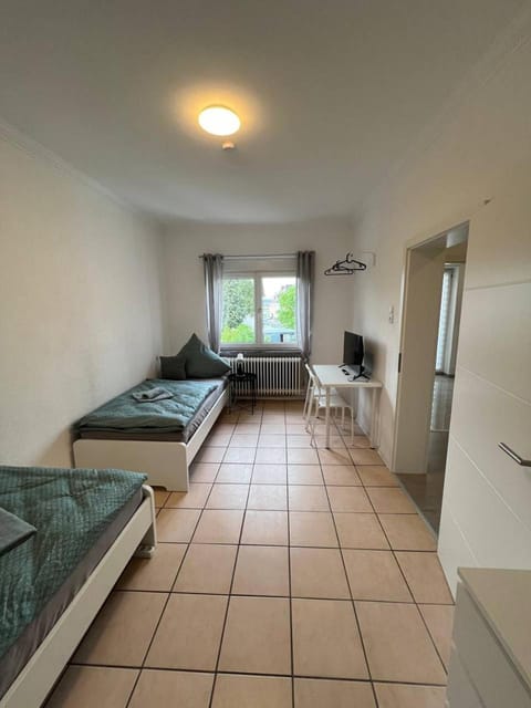 Bed, TV and multimedia, Photo of the whole room, Seating area, Bedroom