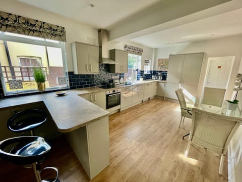 Kitchen or kitchenette, Dining area, minibar, pet friendly, stove