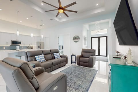 Harbor Breeze Retreat House in Cape Coral