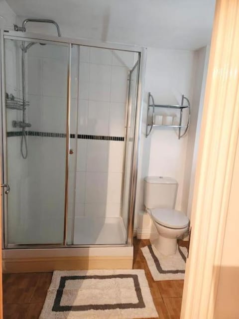 Spacious 2 bedroom 2 Bathroom Flat in Hatfield near Hertfordshire University with Private Car Park Sleeps 5-6 Condo in Hatfield