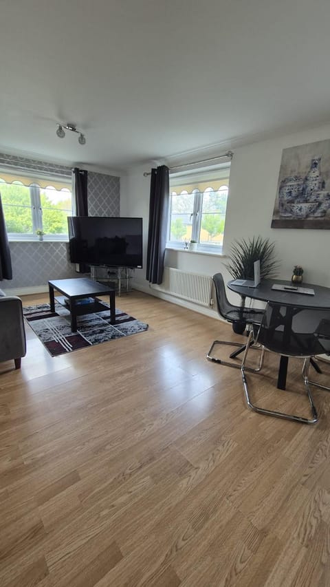 Spacious 2 bedroom 2 Bathroom Flat in Hatfield near Hertfordshire University with Private Car Park Sleeps 5-6 Apartment in Hatfield