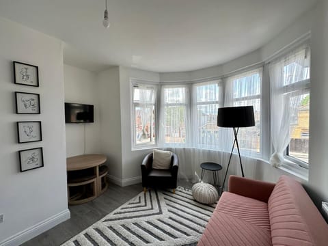 BRAND NEW!! Startlet Stays Apartments - On Elizabeth Line Apartment in Ilford