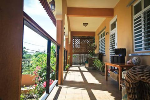 Villa Coral Guesthouse Bed and Breakfast in Esperanza
