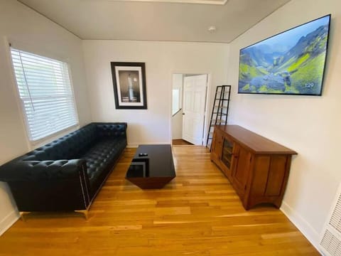 Chic 1,400 sq ft home in WeHo 2BR 2BA Gated Chalet in West Hollywood