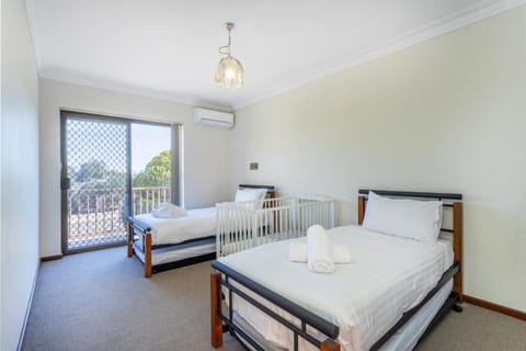 Spacious Family Retreat - EXECUTIVE ESCAPES House in Perth