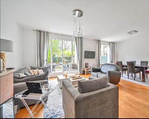 Communal lounge/ TV room, Garden, Garden, TV and multimedia, Living room, Dining area, Garden view, Garden view
