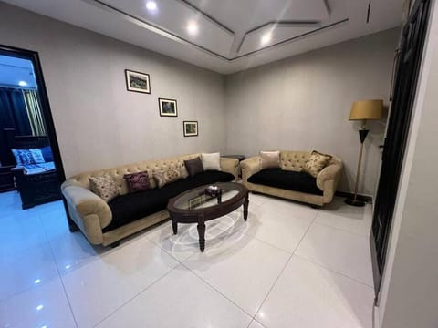 402-NEXT INN Condo available at Best Price Apartamento in Lahore