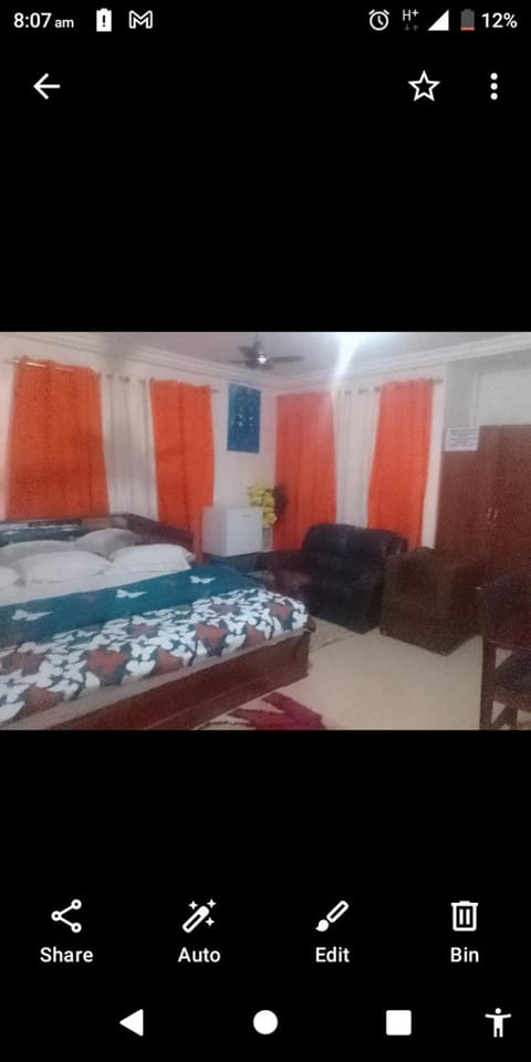 Charlies Guest House Bed and Breakfast in Accra