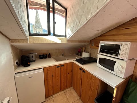 Coffee/tea facilities, Kitchen or kitchenette, oven, stove, toaster