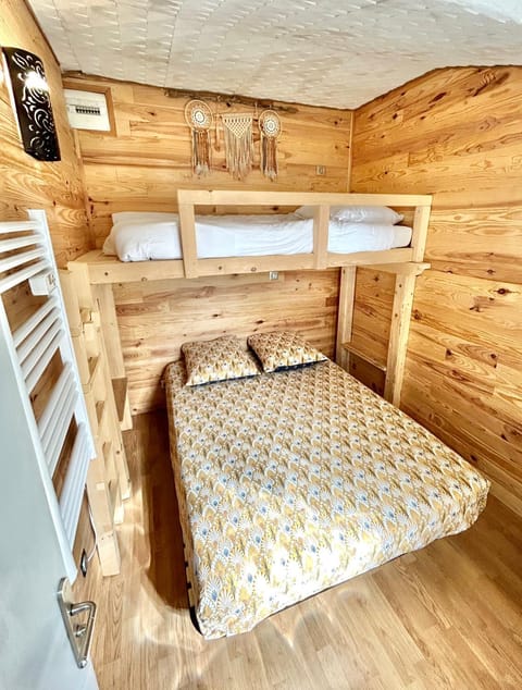 Bed, Photo of the whole room, Bedroom, bunk bed