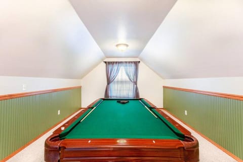 Billiard, Game Room