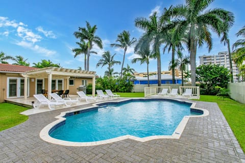 Property building, Swimming pool, sunbed