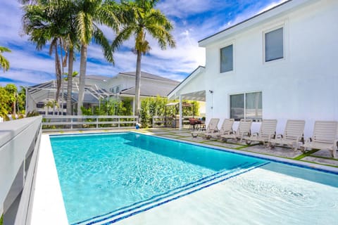 Pool view, Swimming pool, sunbed