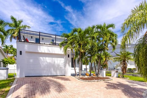 Luxury 5BR & 3BA Villa Walk to Hollywood Beach Villa in Hollywood