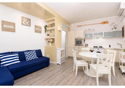 Kitchen or kitchenette, Living room, Seating area, Dining area, minibar, oven, pet friendly, stove, toaster, air conditioner