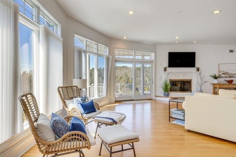 Hamptons Home Near Beaches with Pool and Water Views! Haus in Southampton