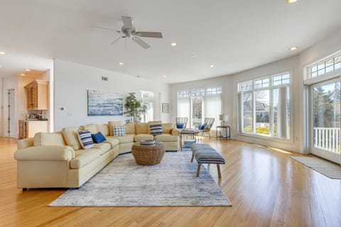 Hamptons Home Near Beaches with Pool and Water Views! Casa in Southampton