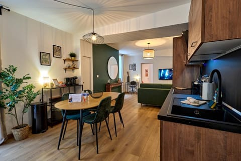 TV and multimedia, Kitchen or kitchenette, Living room, Seating area, Dining area, minibar, pet friendly, stove