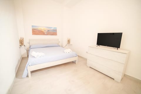 Bed, TV and multimedia, Bedroom