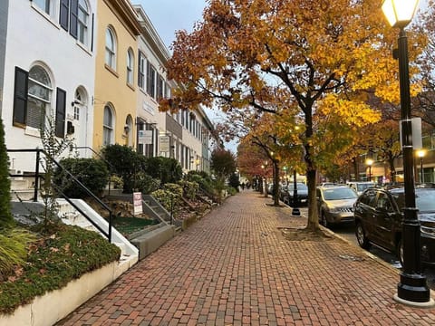 Regal 5B Retreat on King St Old Town Alexandria House in Alexandria
