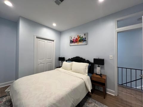 Ultimate Regal 9B Retreat on King St-Walk to metro Casa in Alexandria