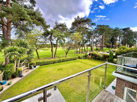 Golf Course View - Large Four Bed Home with Garden and Parking - New Forest and Beach Links House in Ferndown